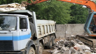 Вывоз строительного мусора с участка в Гуково недорого от 1556 руб. | 2Землекопа-Гкв